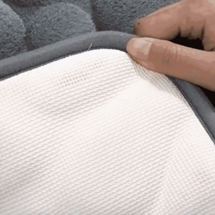 Casa cobblestone embossed bath mat absorbing water